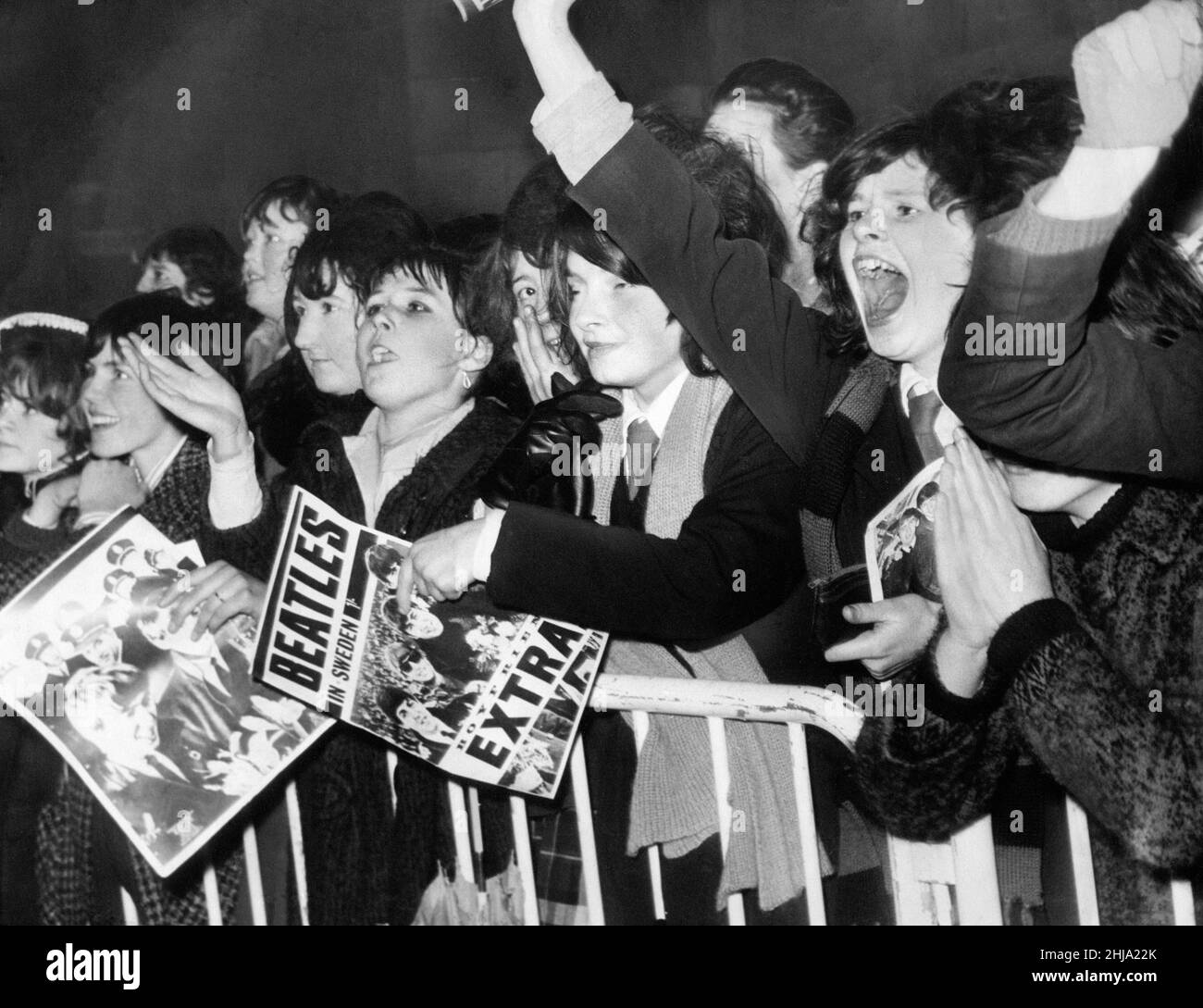 Eine weitere schreiende Begrüßung erwartete die Beatles, als sie die Midlands wieder besuchten - diesmal für zwei Shows im Wolverhampton Gaumont Theater. 19th. November 1963. Stockfoto