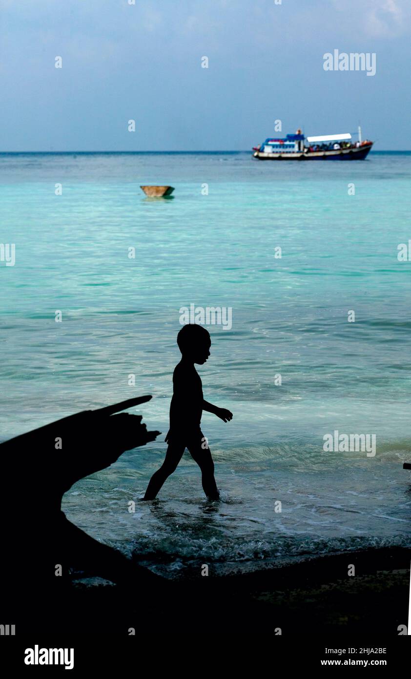 Silhouette eines kleinen Jungen gegen das Meer Stockfoto