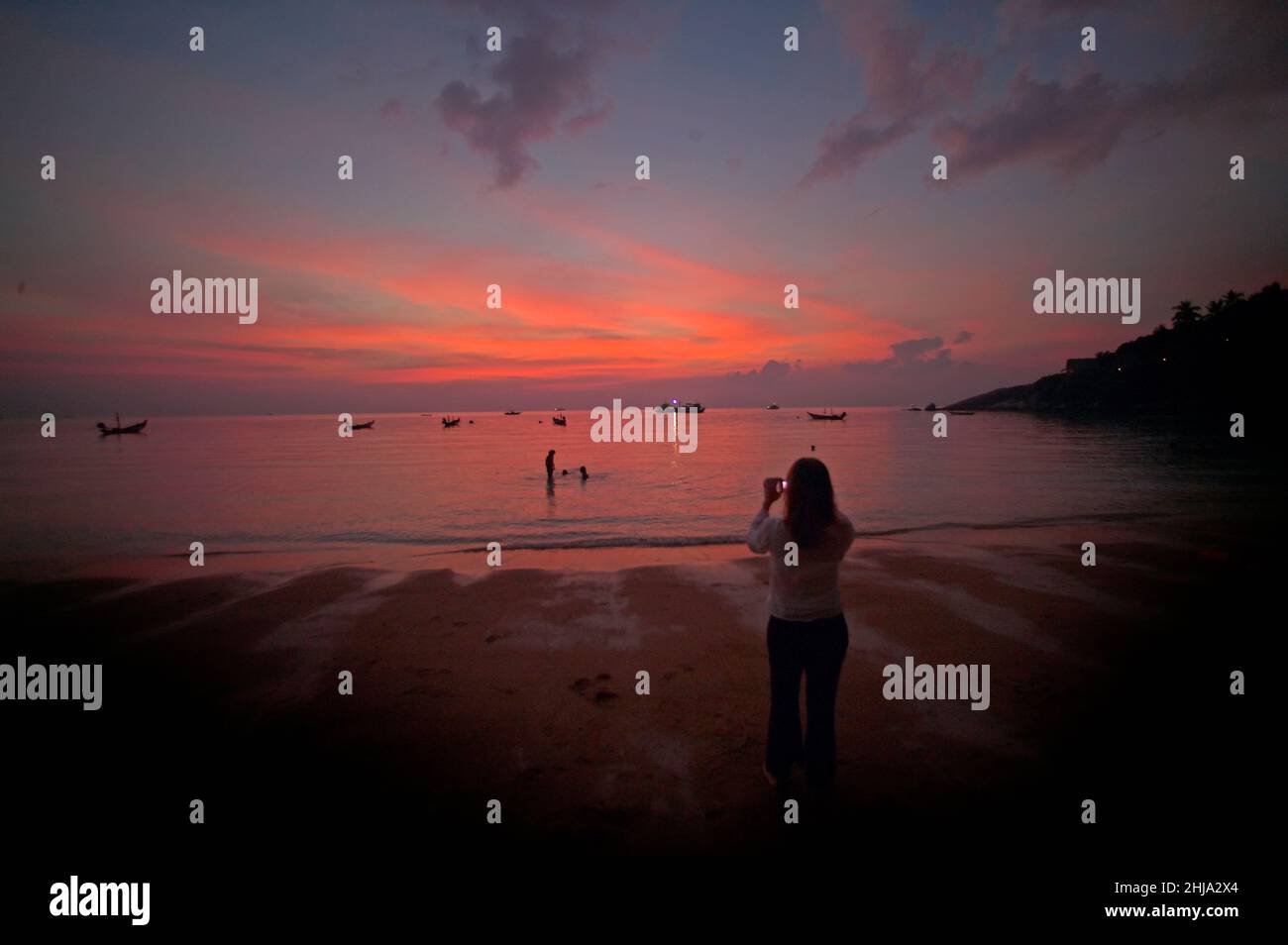 Fotografieren eines Sonnenuntergangs auf Koh zu einem Thailand Stockfoto