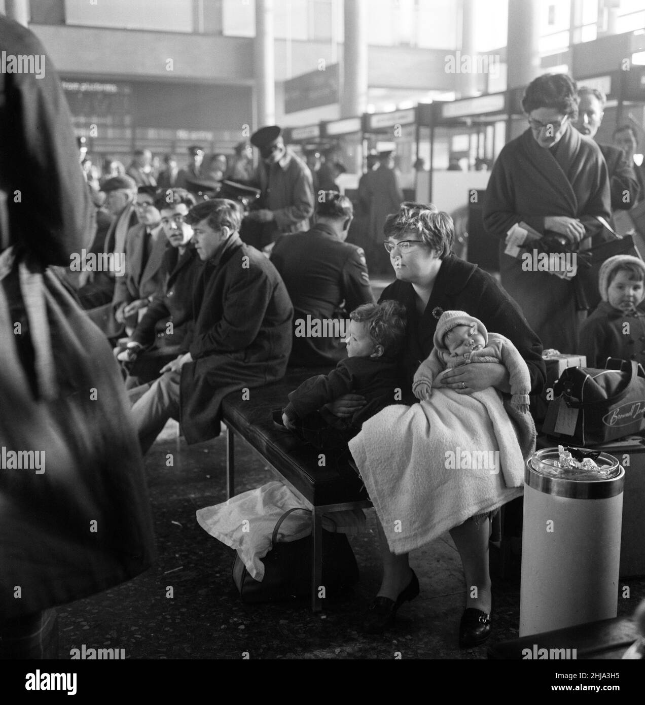 Es ist ein langes Warten auf Flugzeuge am Flughafen Gatwick, aufgrund von Nebel, dem einzigen für die Flugzeuge in London geöffneten Flugplatz, wuchs die Schlange den ganzen Tag lang. 6th. Dezember 1962. Stockfoto