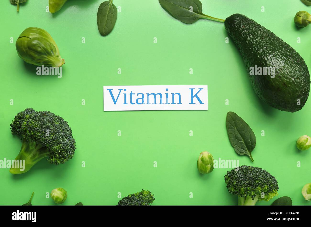 Text VITAMIN K und gesundes Gemüse auf grünem Hintergrund Stockfoto