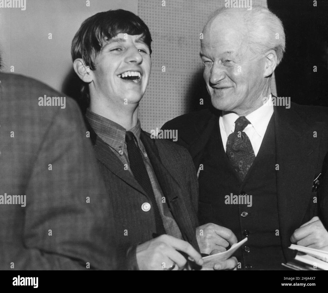 Der 69-jährige Ted Turner teilt einen Witz mit Rngo Starr während einer Probenpause.Gewinner des Wettbewerbs Birmingham Evening Mail. 15th. Dezember 1963. Stockfoto
