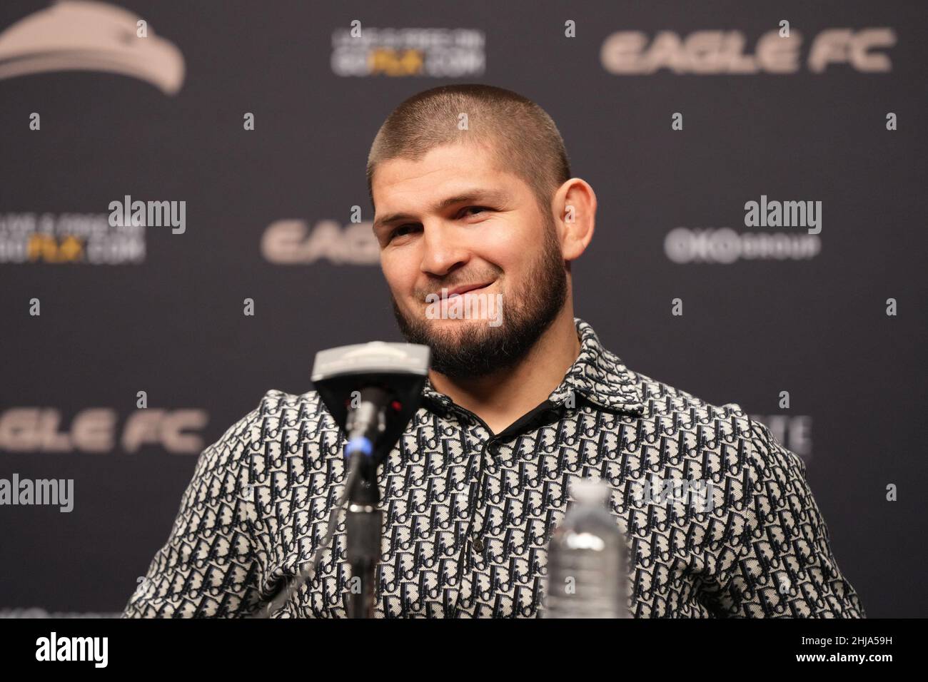 MIAMI, FL, 27. JANUAR: Khabib Nurmagomedov spricht mit der Presse während des Eagle FC 44 - Spong vs Kharitonov Events in der FLX Cast Arena am 27. Januar 2022 in MIAMI, FL, USA. (Foto von Louis Grasse/PxImages) Stockfoto