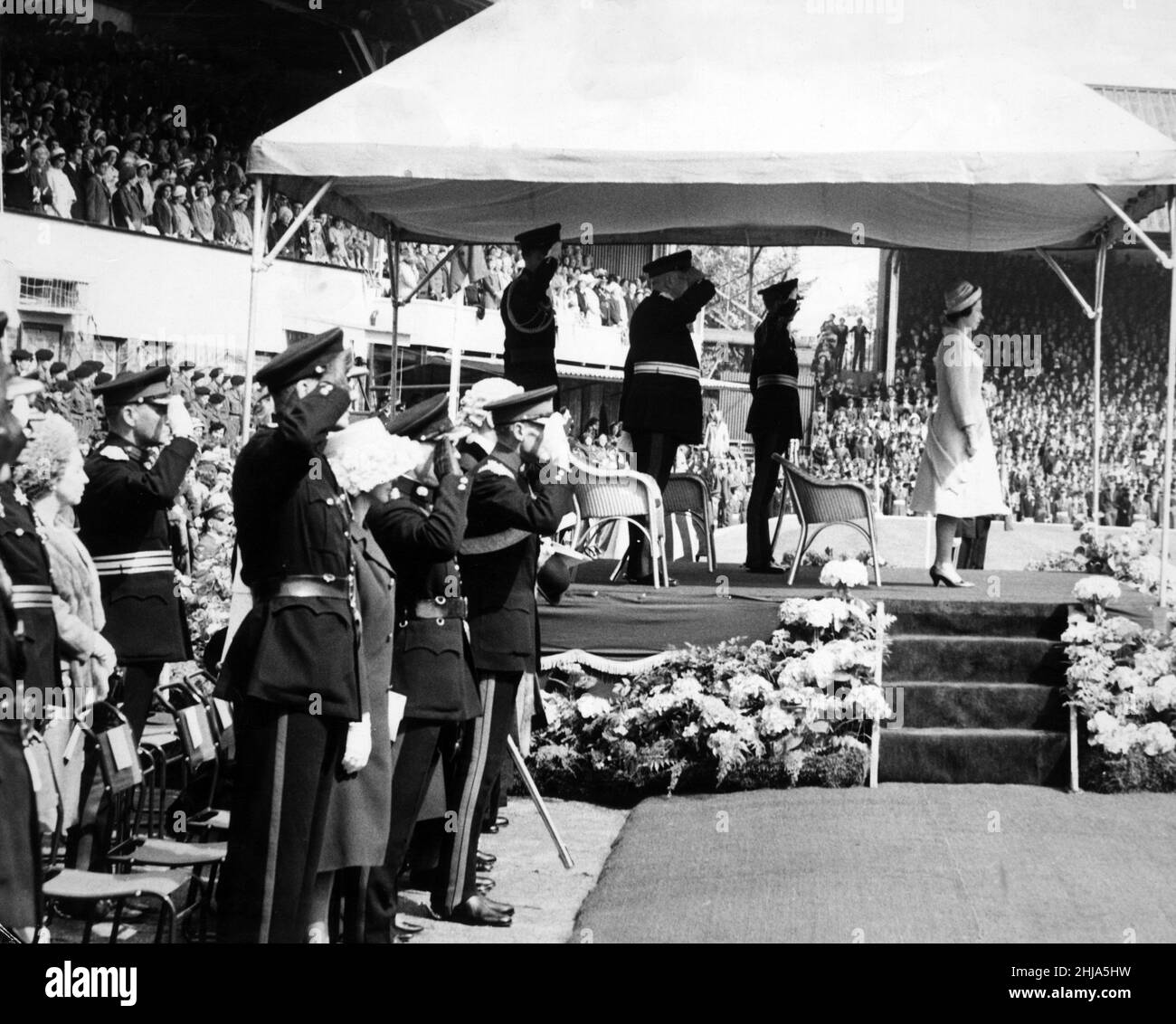 Die Königin auf dem Molineux-Fußballplatz. Eine Gruppe von 30.000 Menschen sah sie beim Gruß. 24th Mai 1962. Stockfoto