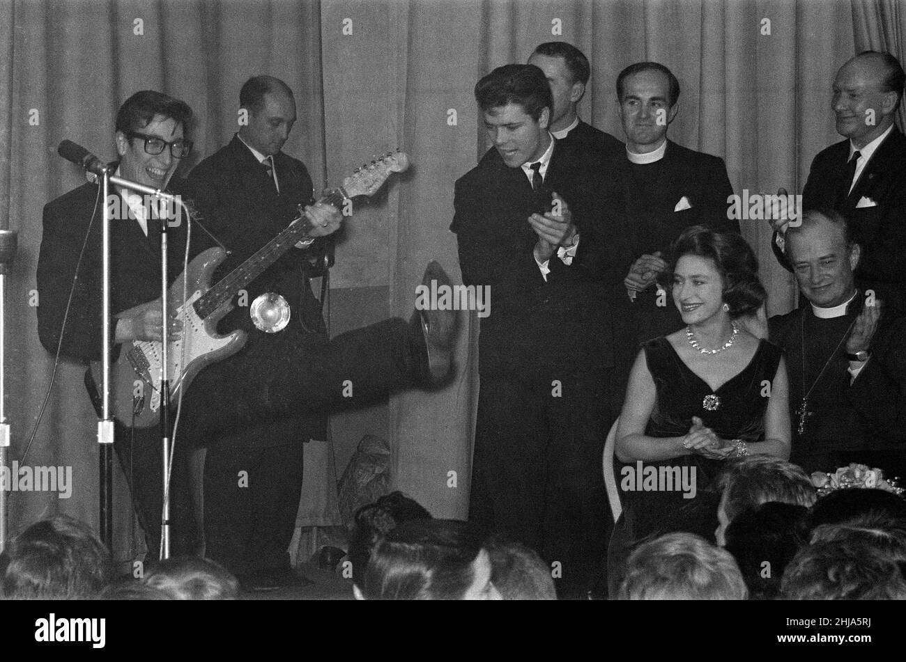 Prinzessin Margaret und der Bischof von Bath und Wells klatschen in die Hände, während sie Cliff Richard und die Schatten im Club 59, Eton College Mission, Hackney Wick hören. 22nd. März 1962. Stockfoto