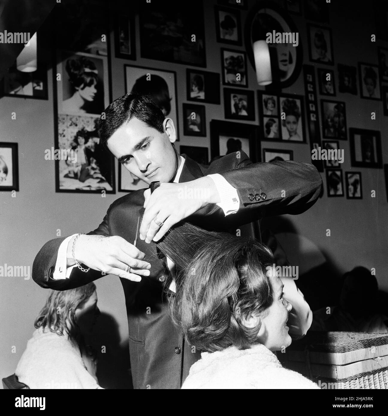Vidal Sassoon Salon, Bond Street, London, Dienstag, 13th. August 1963. Unser Bild Zeigt ... Roger Thompson, Stylistin im Alter von 21 Jahren. Stockfoto