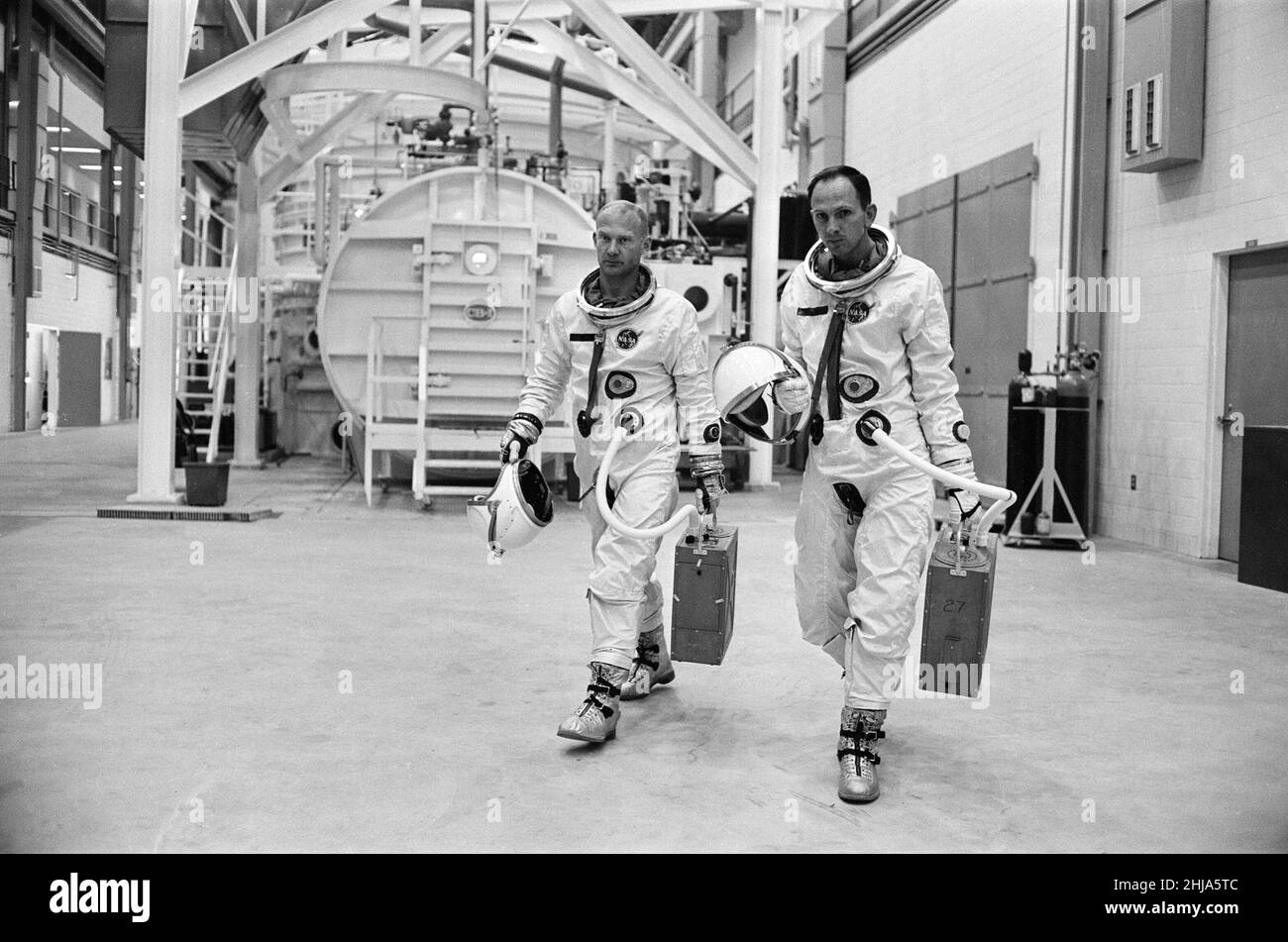 Britisches Personal im NASA-bemannten Raumfahrtzentrum, in dem die Ausbildung, Forschung und Flugkontrolle für die Raumfahrt durchgeführt werden, Houston, Texas, USA, Montag, 2nd. November 1964. Umbenannt in Johnson Space Center (1973) zu Ehren des verstorbenen US-Präsidenten und gebürtigen Texas, Lyndon B. Johnson. Stockfoto