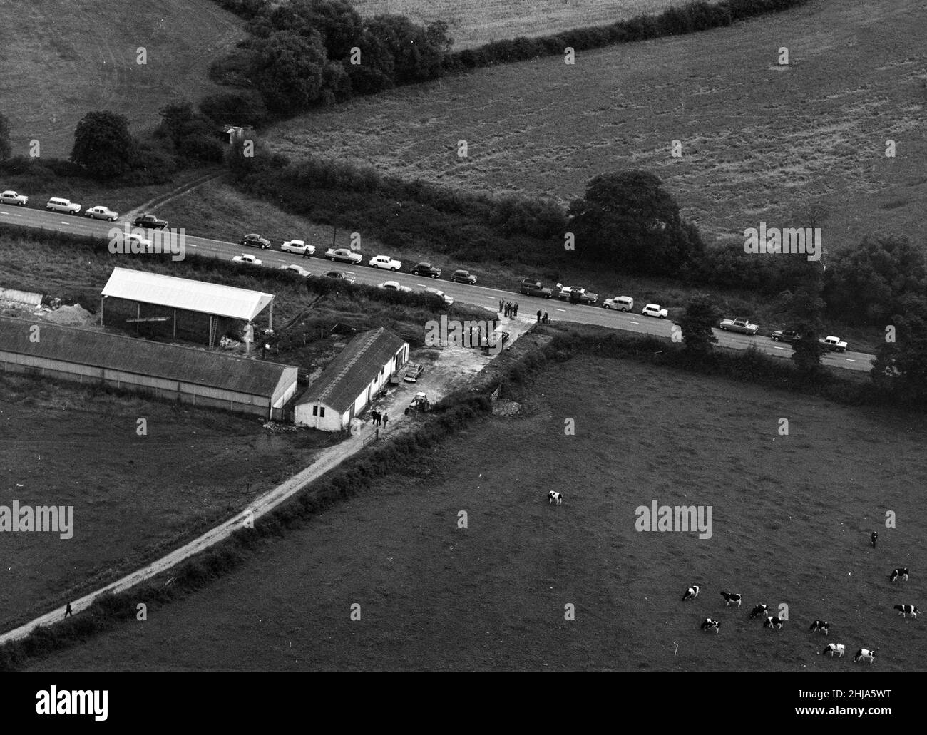 Leatherslade Farm, zwischen Oakley und Brill in Buckinghamshire, Versteck der Bande, 27 Meilen vom Tatort entfernt, Dienstag, 13th. August 1963. Unser Bild zeigt ... Luftaufnahme des Eingangs zur Landstraße und abgelegenes Bauernhaus als Versteck von Bande in unmittelbarer Folge von Raub, mit geparkten Autos der Medien der Welt verwendet. Der große Eisenbahnraub von 1963 war der Raub von 2,6 Millionen Pfund von einem Royal Mail-Zug, der von Glasgow nach London auf der West Coast Main Line in den frühen Morgenstunden des 8th. August 1963 an der Bridego Railway Bridge, Ledburn, in der Nähe von Mentmore in Buckinghamshire, England, fuhr. Stockfoto