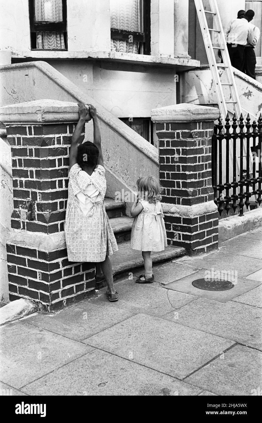 Bewohner der Berrymede Road, Chiswick, nach der Entdeckung der Leiche des Mordopfers Mary Flemming am 14th. Juli 1964. Ihr erwürgter Körper wurde heute Morgen (04:50am) von George Heard (34) aus seinem Schlafzimmerfenster gefunden. Ihr Tod wurde dem Werk eines Serienmörders, bekannt als Jack the Stripper, zugeschrieben. Auch bekannt als der Hammersmith-Mordfall 1964-1965, als ein Serienmörder in London operierte und 6-8 Prostituierte-Frauen tötete und ihre Körper in London oder an der Themse abwarf. Der Serienmörder wurde noch nie gefangen Stockfoto