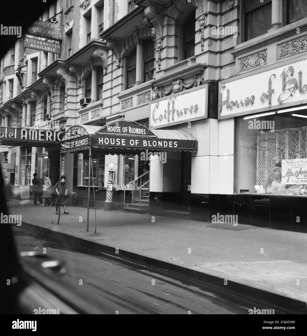 New York Scenes, Donnerstag, 15th. Oktober 1964. Unser Bild Zeigt ... Friseursalon „House of Blondes“. Stockfoto