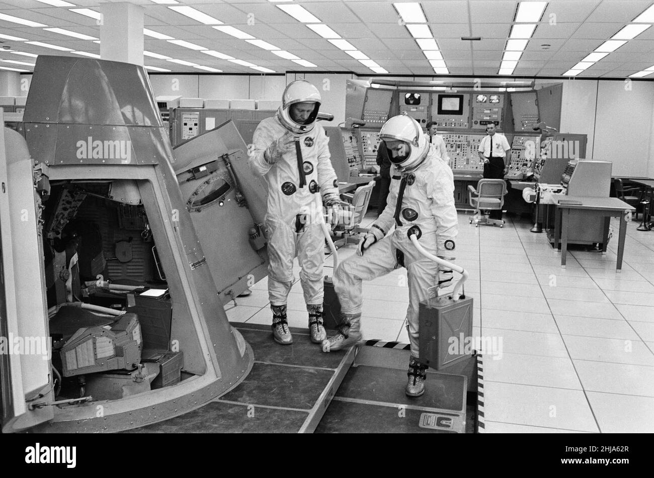 Britisches Personal im NASA-bemannten Raumfahrtzentrum, in dem die Ausbildung, Forschung und Flugkontrolle für die Raumfahrt durchgeführt werden, Houston, Texas, USA, Montag, 2nd. November 1964. Umbenannt in Johnson Space Center (1973) zu Ehren des verstorbenen US-Präsidenten und gebürtigen Texas, Lyndon B. Johnson. Stockfoto