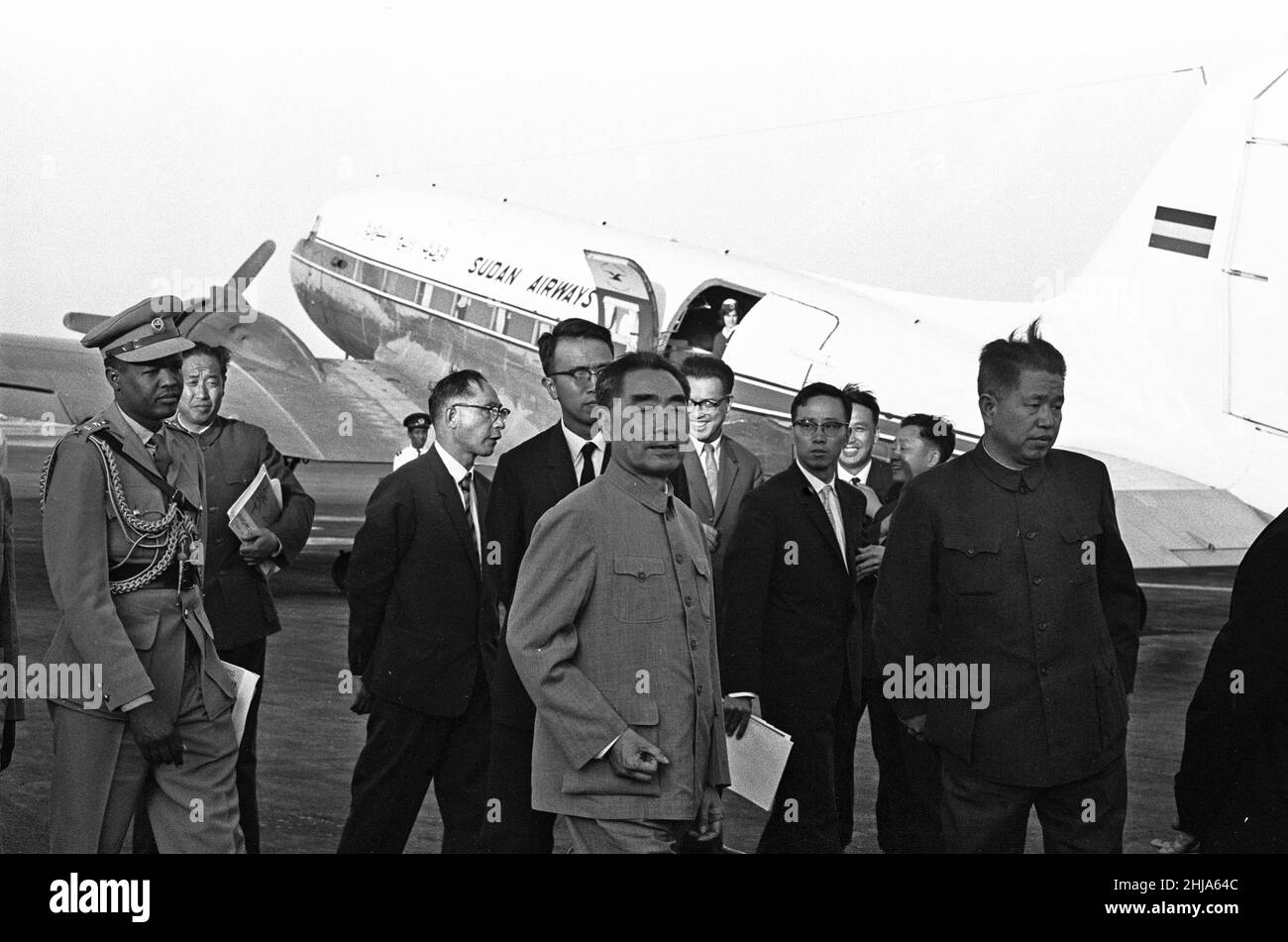 Zhou Enlai Premierminister der Volksrepublik China, hier gesehen Ankunft am Flughafen Khartum. 1st. Februar 1964 Stockfoto