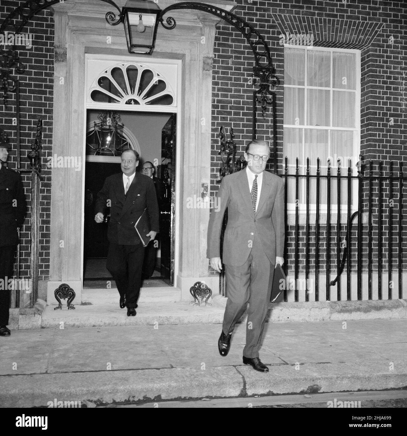 Der ehemalige Lord der Admiralität, Lord Carrington, verlässt die Downing Street Nr. 10, nachdem er vom neuen Premierminister Alec Douglas-Home neue Funktionen als Minister ohne Porfolio und als Anführer des Oberhauses erhalten hatte. 22nd. Oktober 1963. Stockfoto