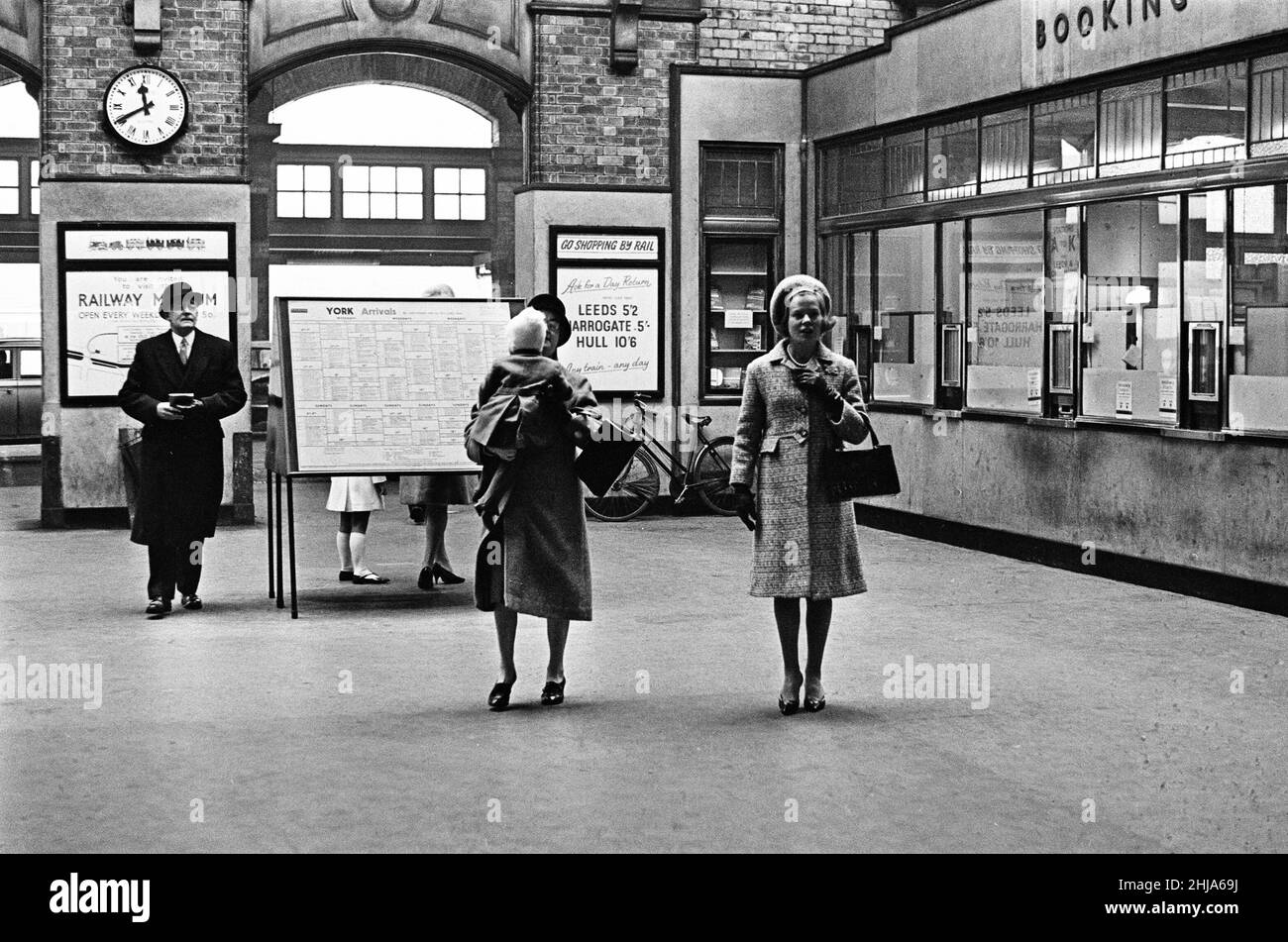 S.H. die Herzogin von Kent und ihr Sohn George Windsor, Earl of St Andrews, steigen in einen Zug am Bahnhof York nach Kings Cross ein. Die Herzogin erwartet bald ihr zweites Kind. 14th. Januar 1964. Stockfoto