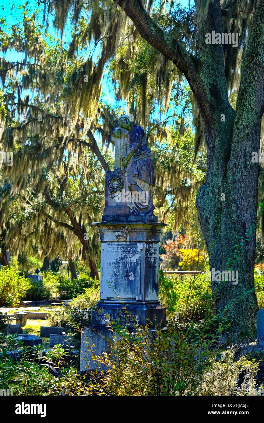 Alte, reich verzierte Statue in Bonaventure-Cemetry Stockfoto