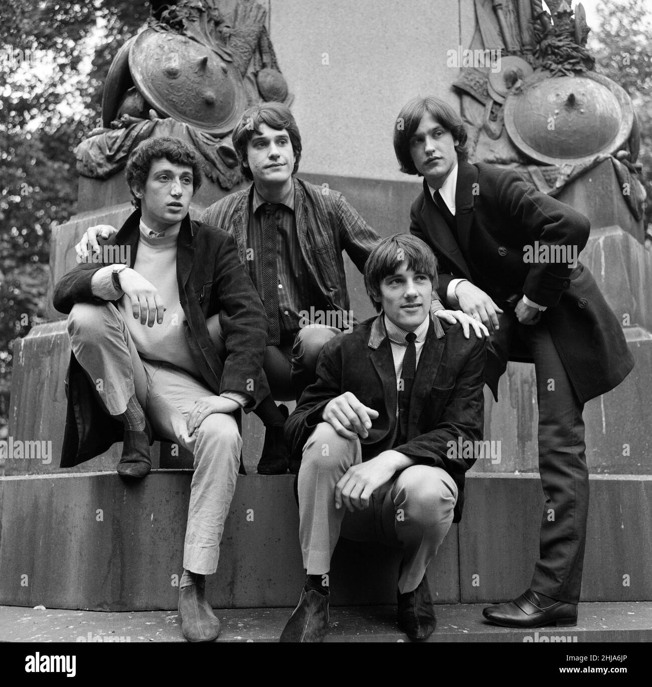 Die britische Rockgruppe The Kinks posiert auf Pferden in den Gärten gegenüber dem Flaghouse in Charing Cross, London, wo sie Proben. Von links nach rechts: Pete Quaife, Ray Davies, Mick Avory (unten) und Dave Davies. 7th. September 1964. Stockfoto