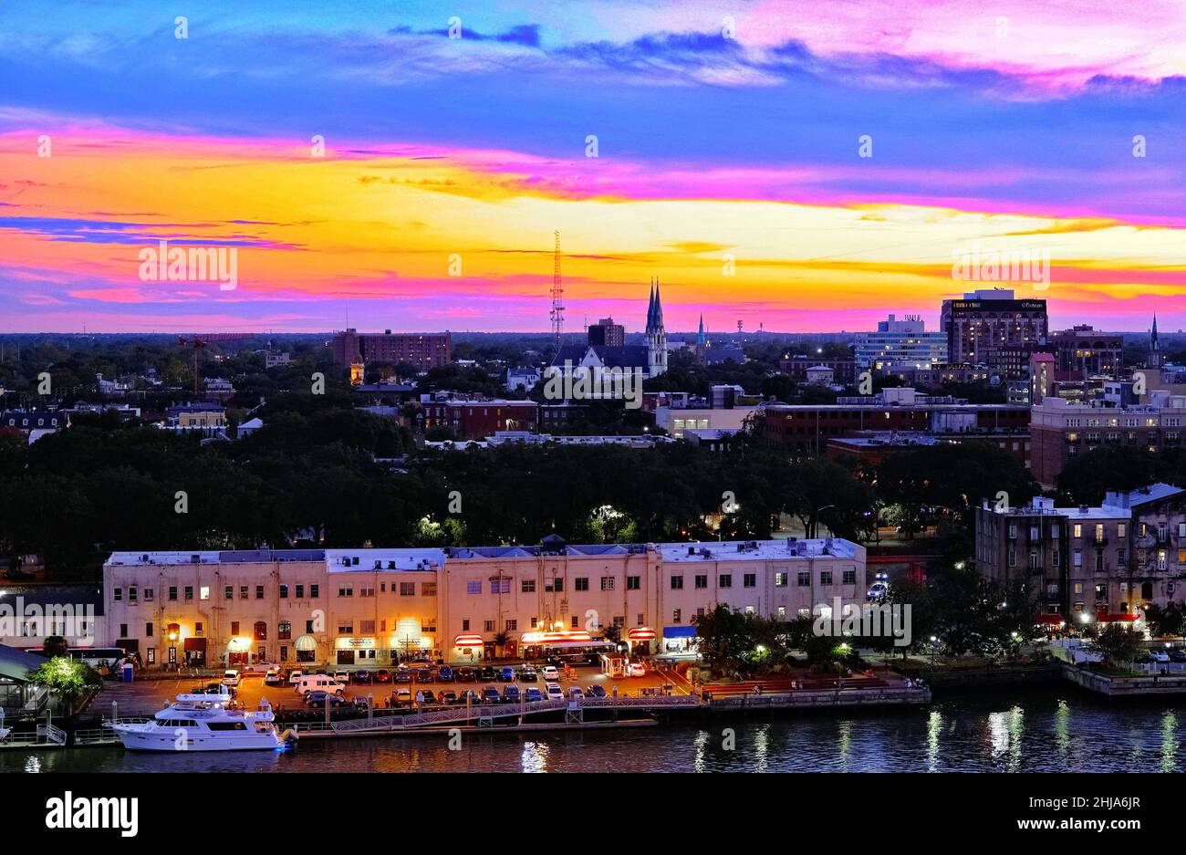 Savannah River Street bei Sonnenuntergang Stockfoto