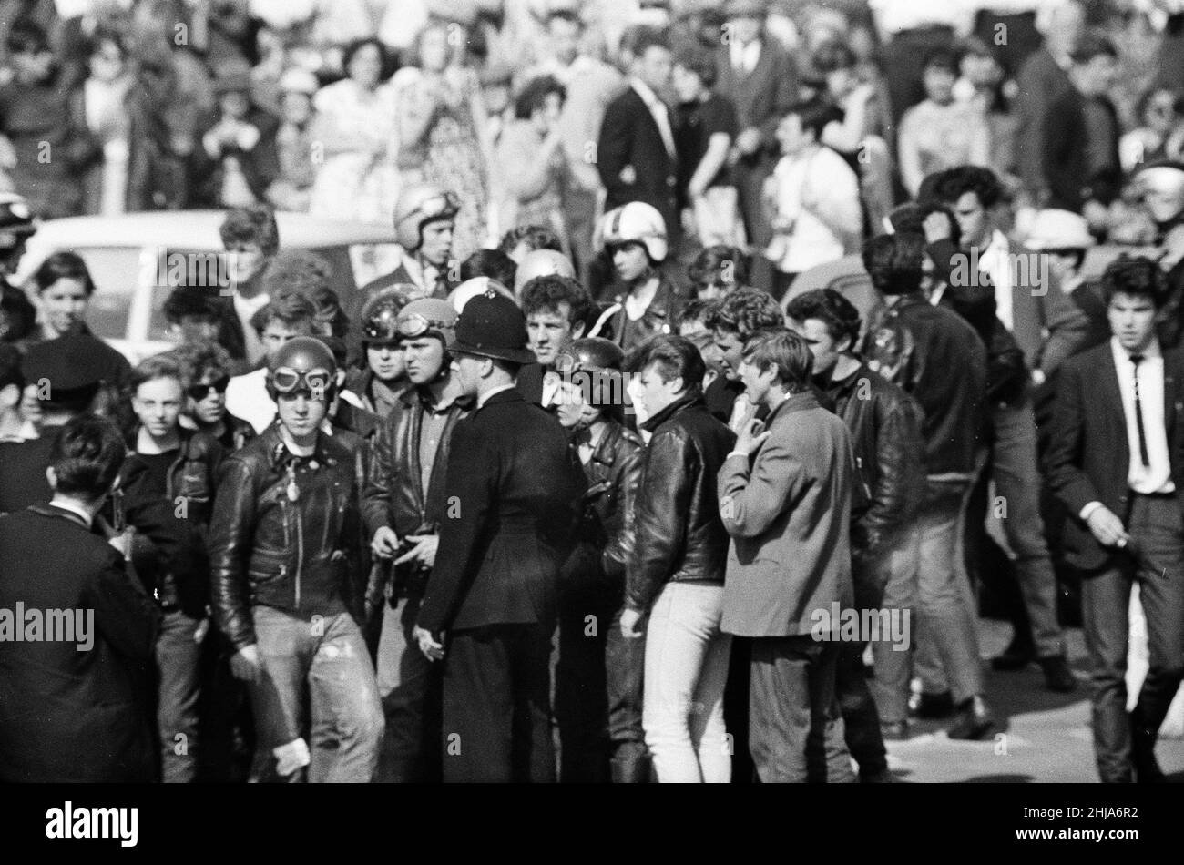 Mods gegen Rockers. Bild zeigt die Szene in Margate, North East Kent im Mai 1964. Ein Polizist, der versucht, das Stück zwischen den Mods und Rockers zu halten. Bild aufgenommen am 17th. Mai 1964 Stockfoto
