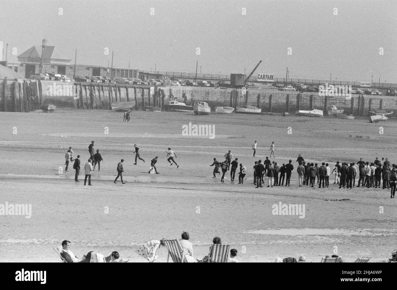 Mods gegen Rockers. Bild zeigt die Szene in Margate, North East Kent im Mai 1964. Mods laufen über den ganzen Strand Bild aufgenommen am 17th. Mai 1964 Stockfoto
