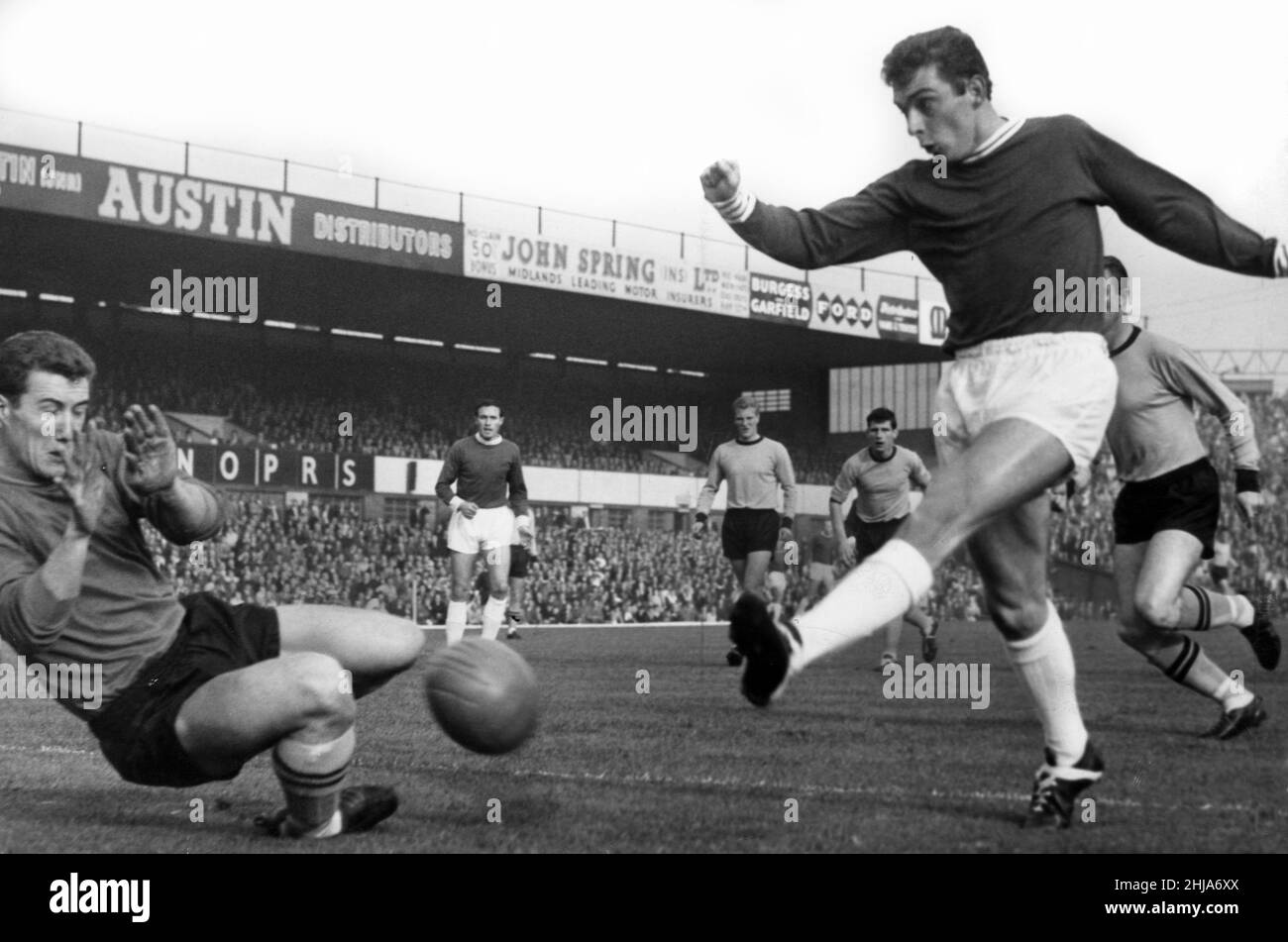 Denis Thwaites, Birmingham City Football Player in Action, Liga-1-Spiel gegen Wölfe in St Andrews, Samstag, 26th. Oktober 1963. Der Schuss von Thwaites wird vom Wolves-Torwart Fred Davies blockiert, Endstand Birmingham 2-2 Wolves. Stockfoto