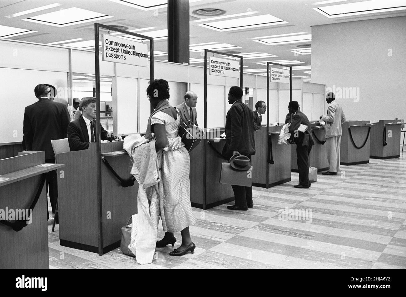 Am Flughafen London-Heathrow tritt der Commonwealth Immigration Act in Kraft. 1st. Juli 1962.einige Passagiere des B.O.A.C. Fluges 264 aus Lagos, die die Passkontrolle passieren Stockfoto