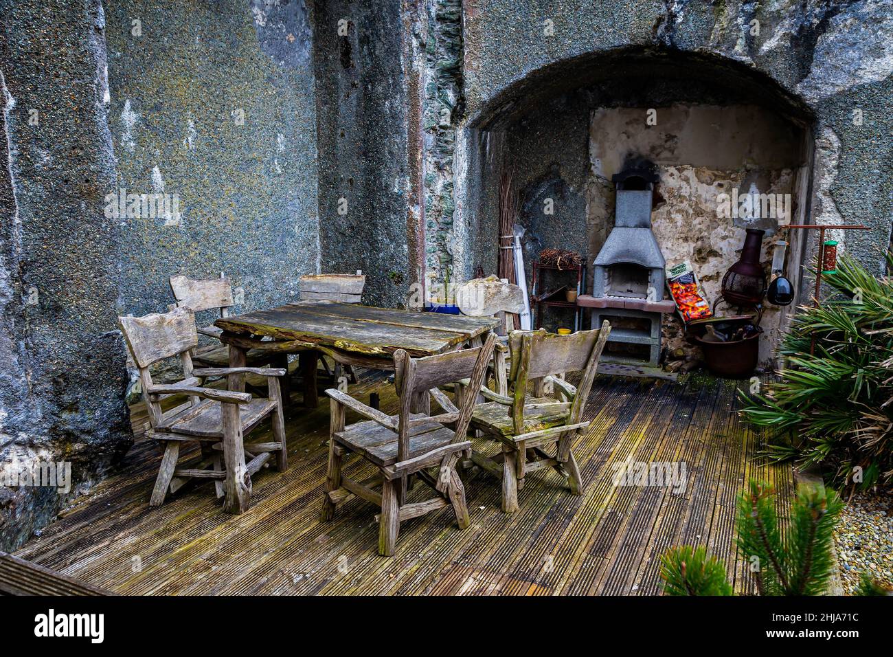 Rustikaler Tisch und Stühle auf der Terrasse als Grillplatz am Point Lynas Leuchtturm Stockfoto