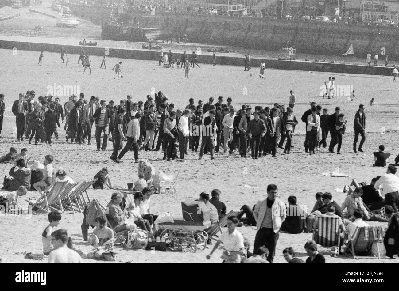 Mods gegen Rockers. Bild zeigt die Szene in Margate, North East Kent im Mai 1964. Mods am Strand sammeln sich in Kraft. Bild aufgenommen am 17th. Mai 1964 Stockfoto
