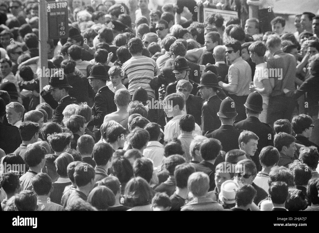Mods gegen Rockers. Bild zeigt die Szene in Margate, North East Kent im Mai 1964. Die Polizei versucht, die Dinge ruhig zu halten, während sich die Massen von Mods versammeln. Bild aufgenommen am 17th. Mai 1964 Stockfoto