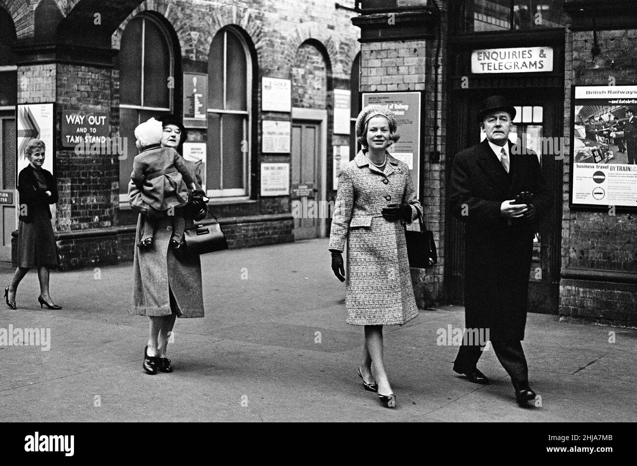 S.H. die Herzogin von Kent und ihr Sohn George Windsor, Earl of St Andrews, steigen in einen Zug am Bahnhof York nach Kings Cross ein. Die Herzogin erwartet bald ihr zweites Kind. 14th. Januar 1964. Stockfoto