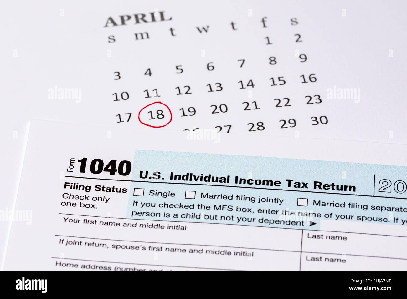 Einkommensteuererklärung und Kalender mit Anmeldeschluss Datum. 18. April Steuerfälligkeit, Finanzinformationen Stockfoto