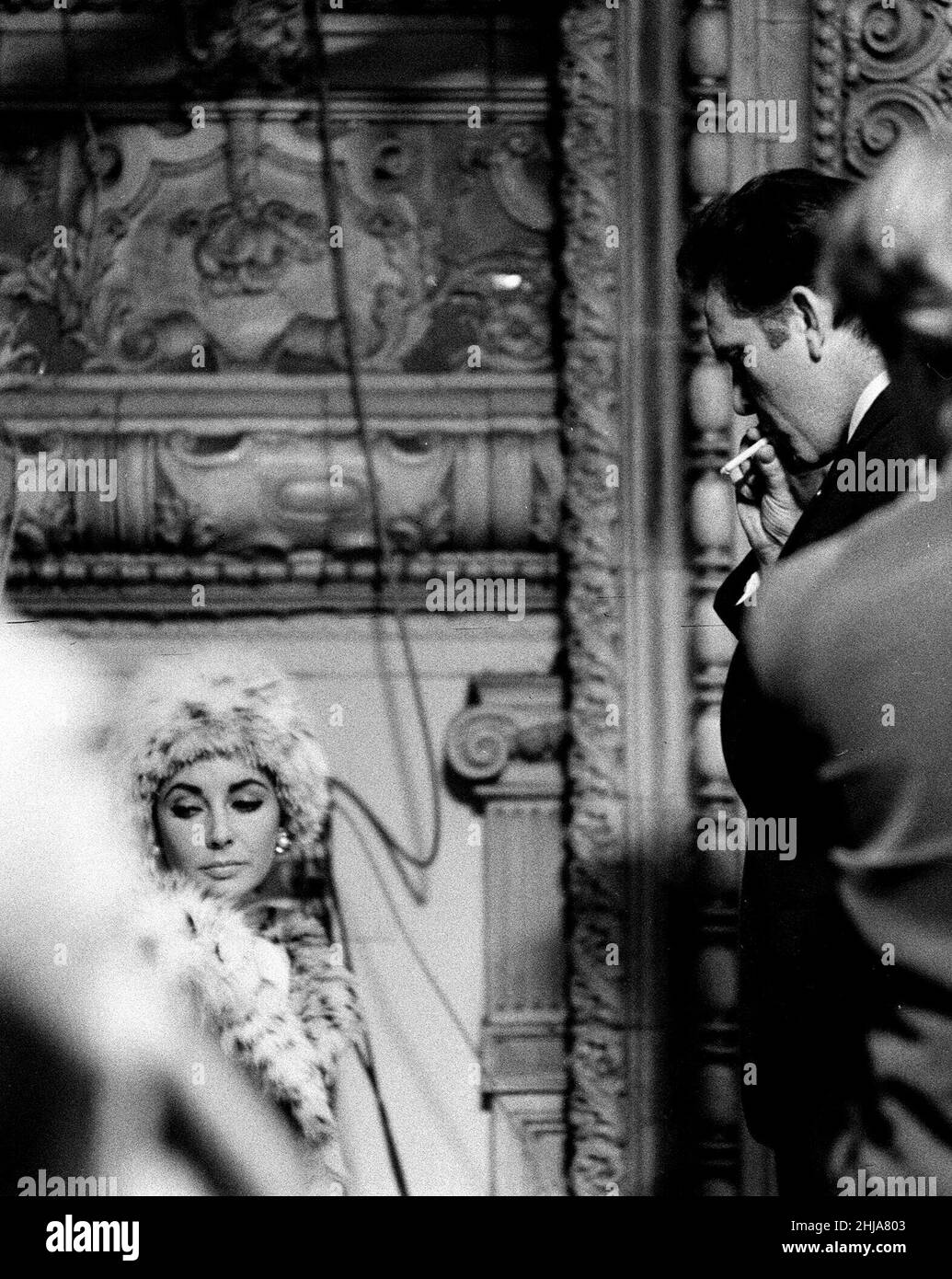 Elizabeth Taylor und Richard Burton am Fernsehgerät, an dem Richard eine Gedichtsendung für den St. David's Day dreht. Aufnahme vom 24th. Februar 1963 zu der Zeit, als dieses Bild aufgenommen wurde, waren sowohl Taylor als auch Burton mit anderen Menschen verheiratet. Sie hatten sich im Jahr 1961 getroffen, nicht das Set von Cleopatra. Sie heirateten sich zwischen 1964 und 1974. Und dann wieder in 1975 bis 1976. Stockfoto