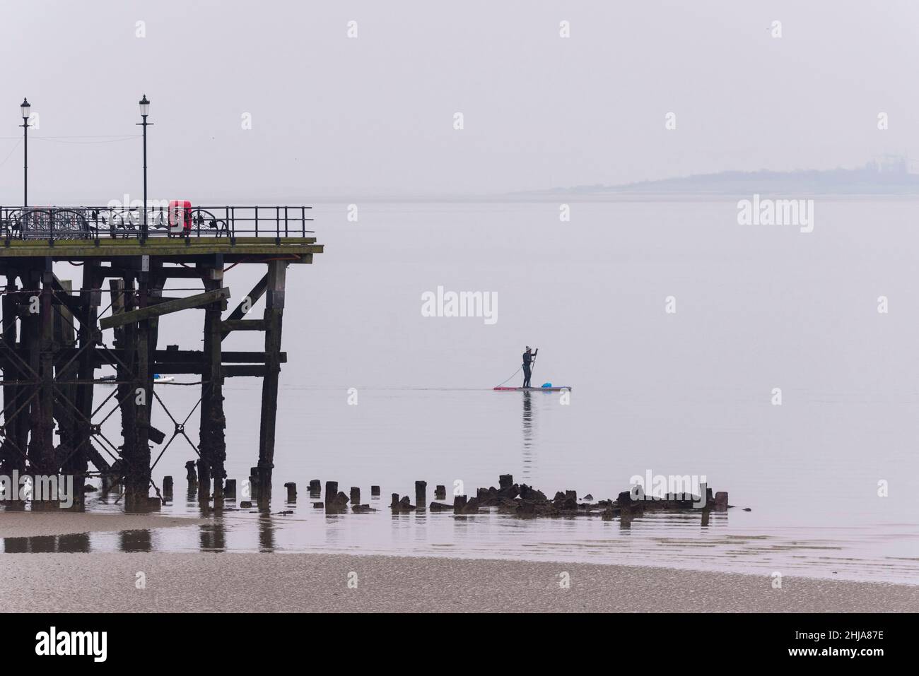 Paddelboot fahren an der Themse-Mündung am frühen Morgen auf einer ruhigen See, die nach dem Passieren des Southend Pier bei Ebbe wieder nach Chalkwell zurückkehrt Stockfoto