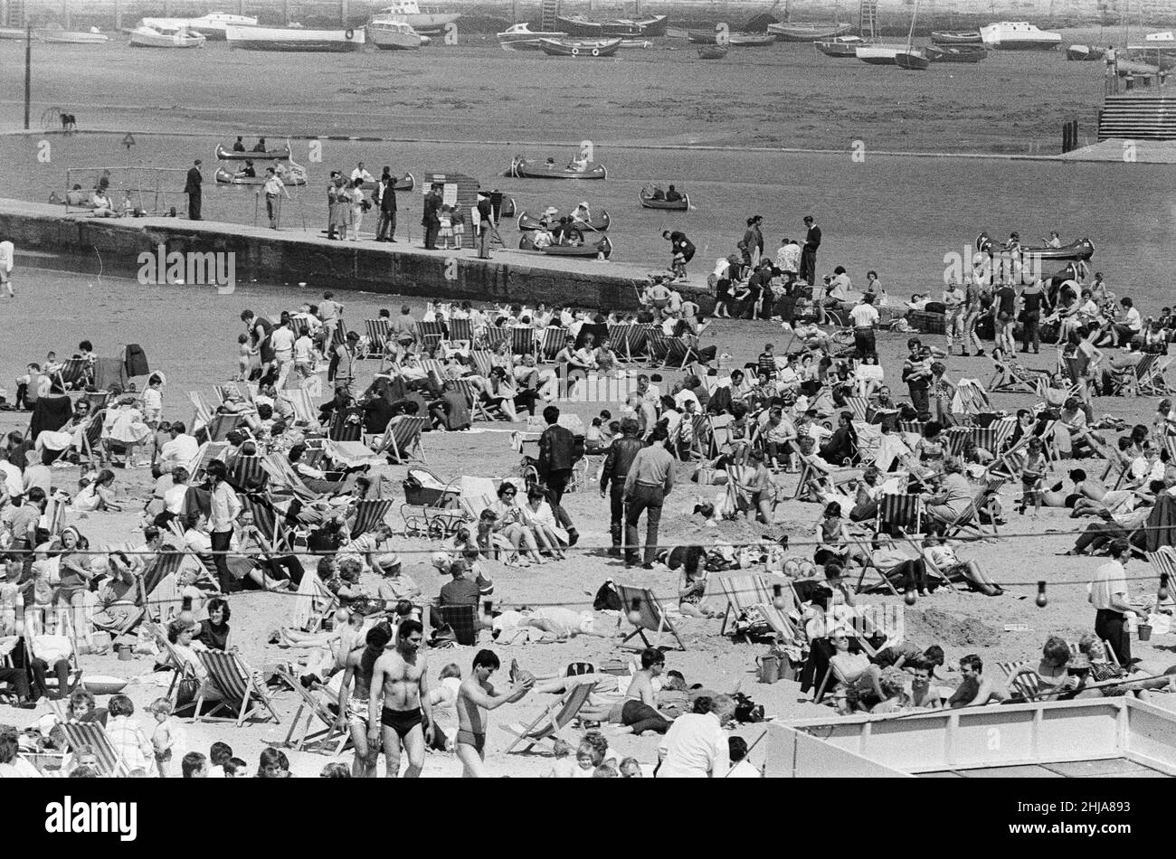 Mods gegen Rockers. Bild zeigt die Szene in Margate, North East Kent im Mai 1964. Mods und Rockers mischen sich mit den Urlaubern, die den Tag in ihren Liegestühlen genießen. Bild aufgenommen am 17th. Mai 1964 Stockfoto