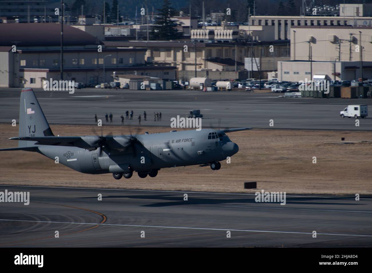 Eine 36th Airlift Squadron C-130J Super Hercules hebt auf der Yokota Air Base, Japan, zur Unterstützung von Airborne 22, 25. Januar 2022 ab. Während der Interoperabilitätsschulung transportierte C-130Js Soldaten der japanischen Selbstverteidigungskräfte, um eine großflächige Lufteinbringung zu unterstützen. (USA Air Force Foto von Tech. Sgt. Joshua Edwards) Stockfoto