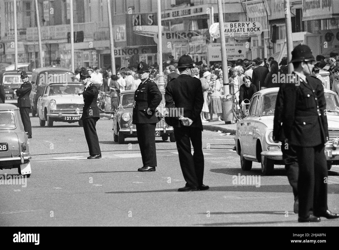 Mods gegen Rockers. Bild zeigt die Szene in Margate, North East Kent im Mai 1964. Die Polizei hält Ausschau nach Störungen zwischen den Mods und Rockers. Bild aufgenommen am 17th. Mai 1964 Stockfoto