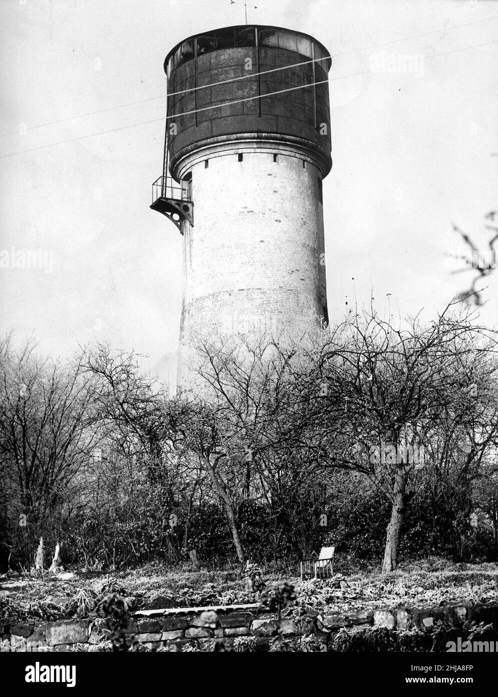 Diese ehemalige Windmühle, heute Wasserturm auf Tainers Hill, Kenilworth, wurde Mitte des 18th. Jahrhunderts erbaut und als Windmühle weitergeführt, bis sie 1854 durch Dampfkraft ersetzt wurde. Im folgenden Jahr wurden die Mühlenmaschinen entfernt und das Gebäude in einen Wasserturm umgewandelt. Es war Kenilworts erstes Wasserwerk und versorgte die Stadt bis 1939. 5th. Dezember 1962 Stockfoto