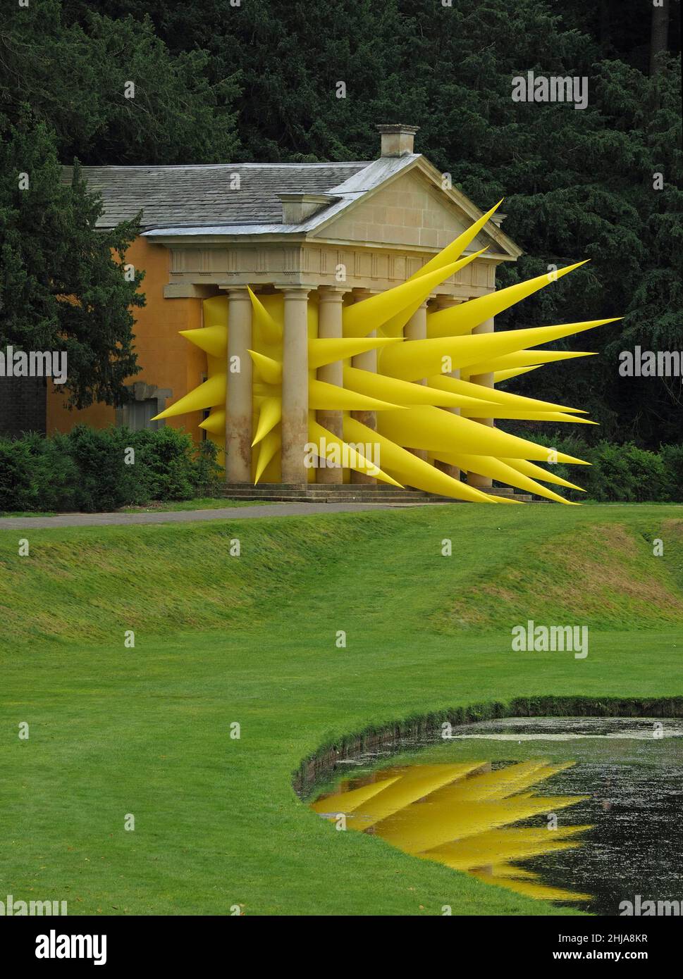 Kunstinstallation - Spiked - ein aufblasbares Kunstwerk von Steve Messam in Fountains Abbey in North Yorkshire, England, Großbritannien Stockfoto