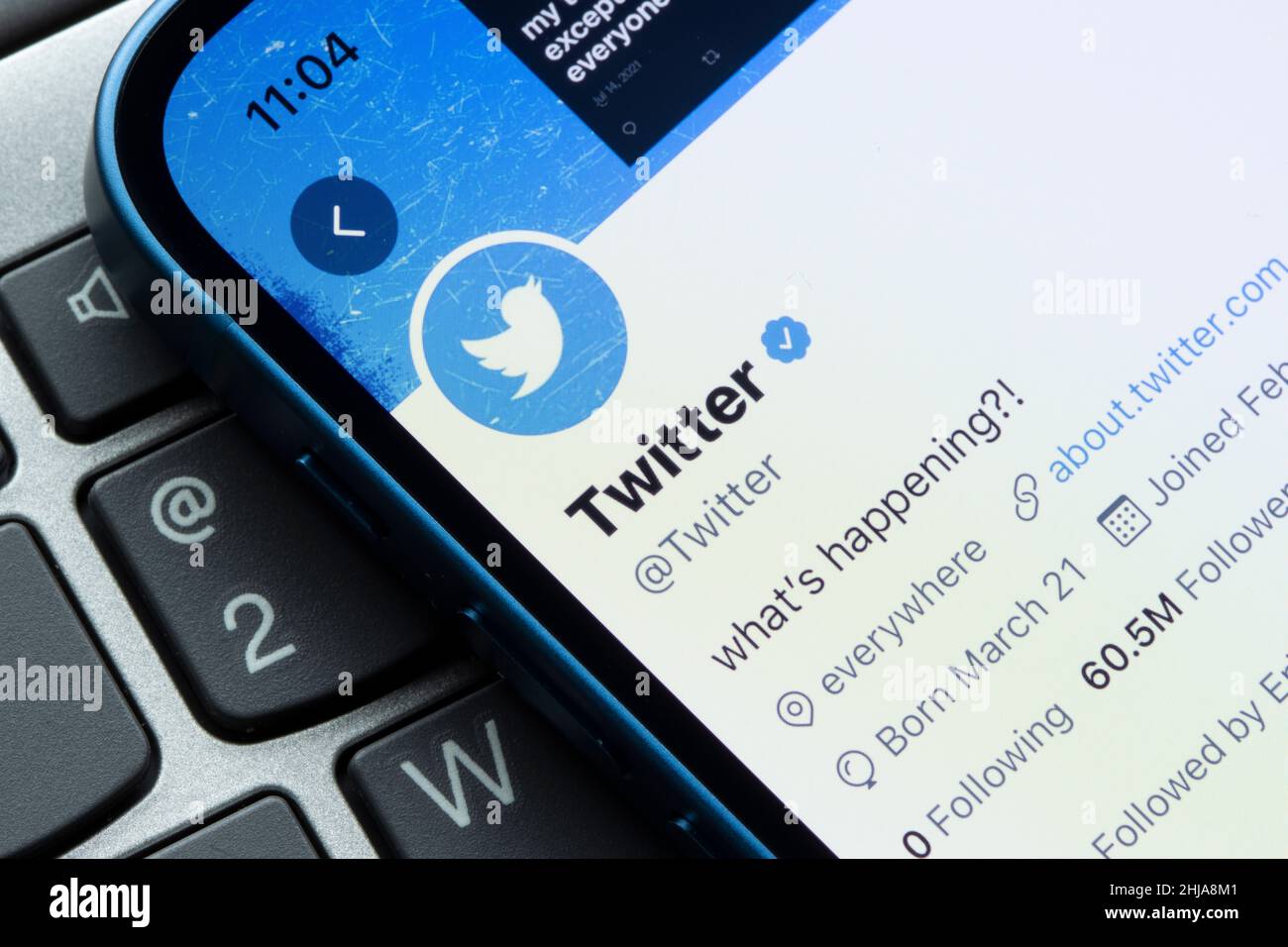 „Was passiert?!“ Die offizielle Kontoseite von Twitter mit ihrem ursprünglichen Slogan wird in der Twitter Mobile App auf einem iPhone angezeigt. Stockfoto