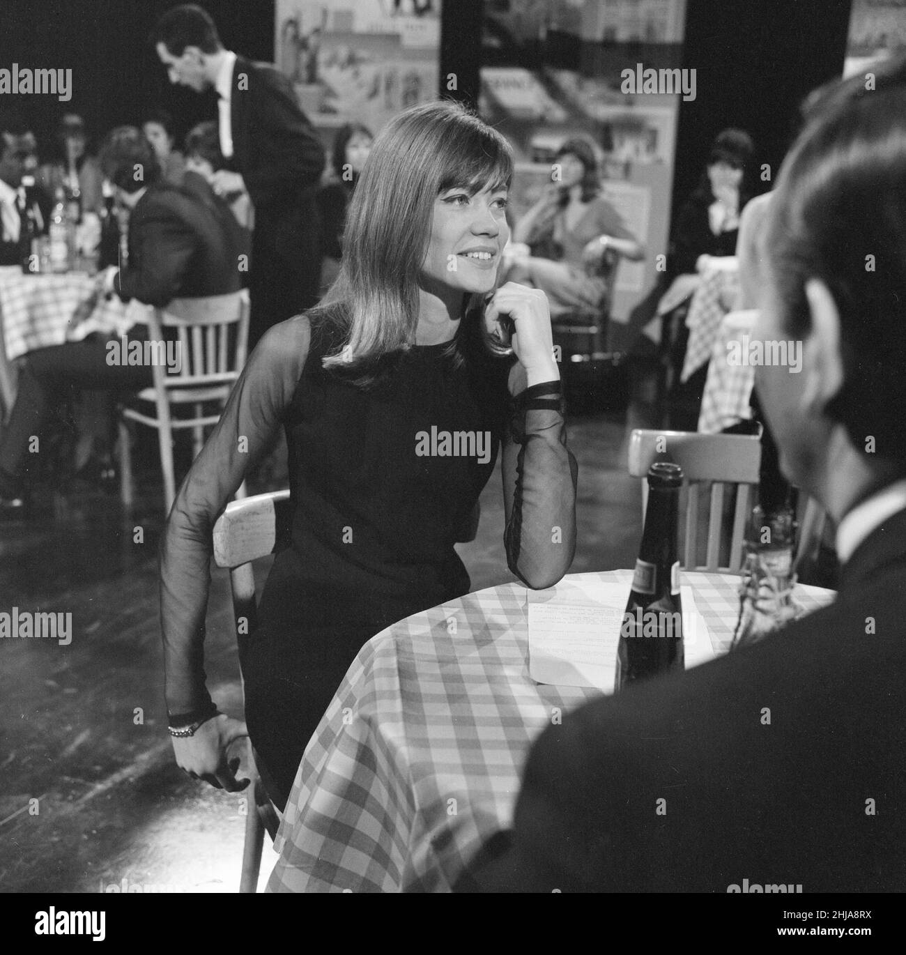 Francoise Hardy, französische Sängerin, gastierte in der ITV-Musikshow they've Sold A Million, einer von Rediffusion produzierten TV-Show, die während der Dreharbeiten im Studio am 21st. Februar 1964 gezeigt wurde. Das Programm wurde erstmals am Mittwoch, den 26th. Februar 1964, ausgestrahlt. Stockfoto