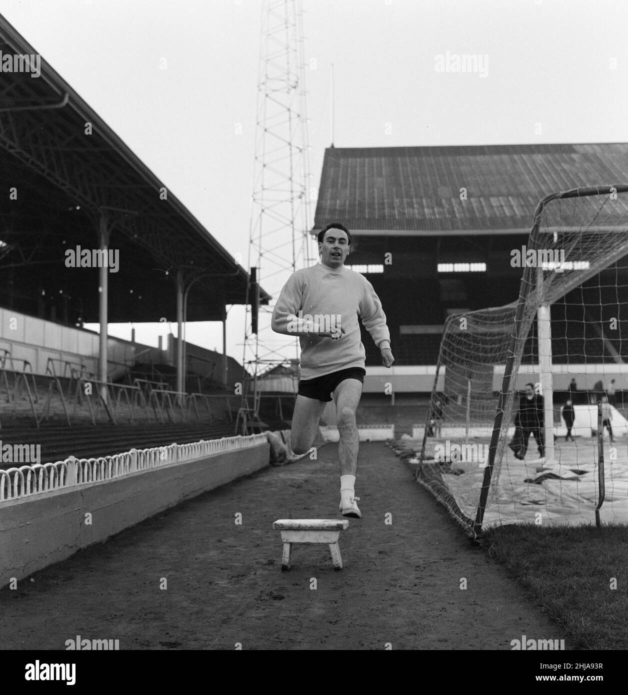 Alan Gilzean, Spurs Neuzugang von Dundee, für einen Preis von 72.500 Pfund, in der White Hart Lane, um vor dem Spiel gegen Everton zu trainieren, wenn er sein Debüt geben wird, abgebildet am Freitag, den 18th. Dezember 1964. Stockfoto