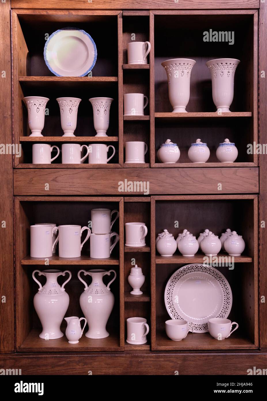 Schöne hölzerne Vitrine mit Töpferwaren in Burleigh Keramik Fabrik Shop Ausstellungsraum Stockfoto