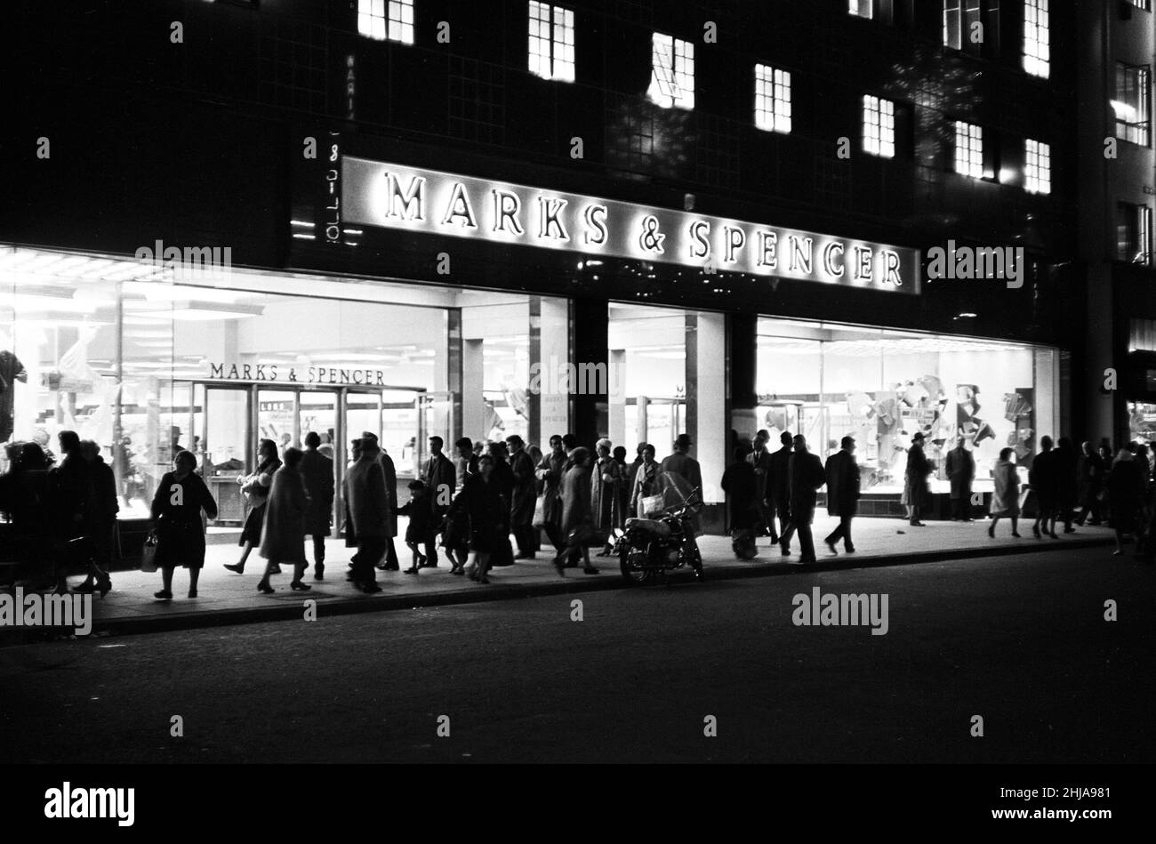 Marks and Spencer, Oxford Street, London. 8th. Dezember 1964. Stockfoto