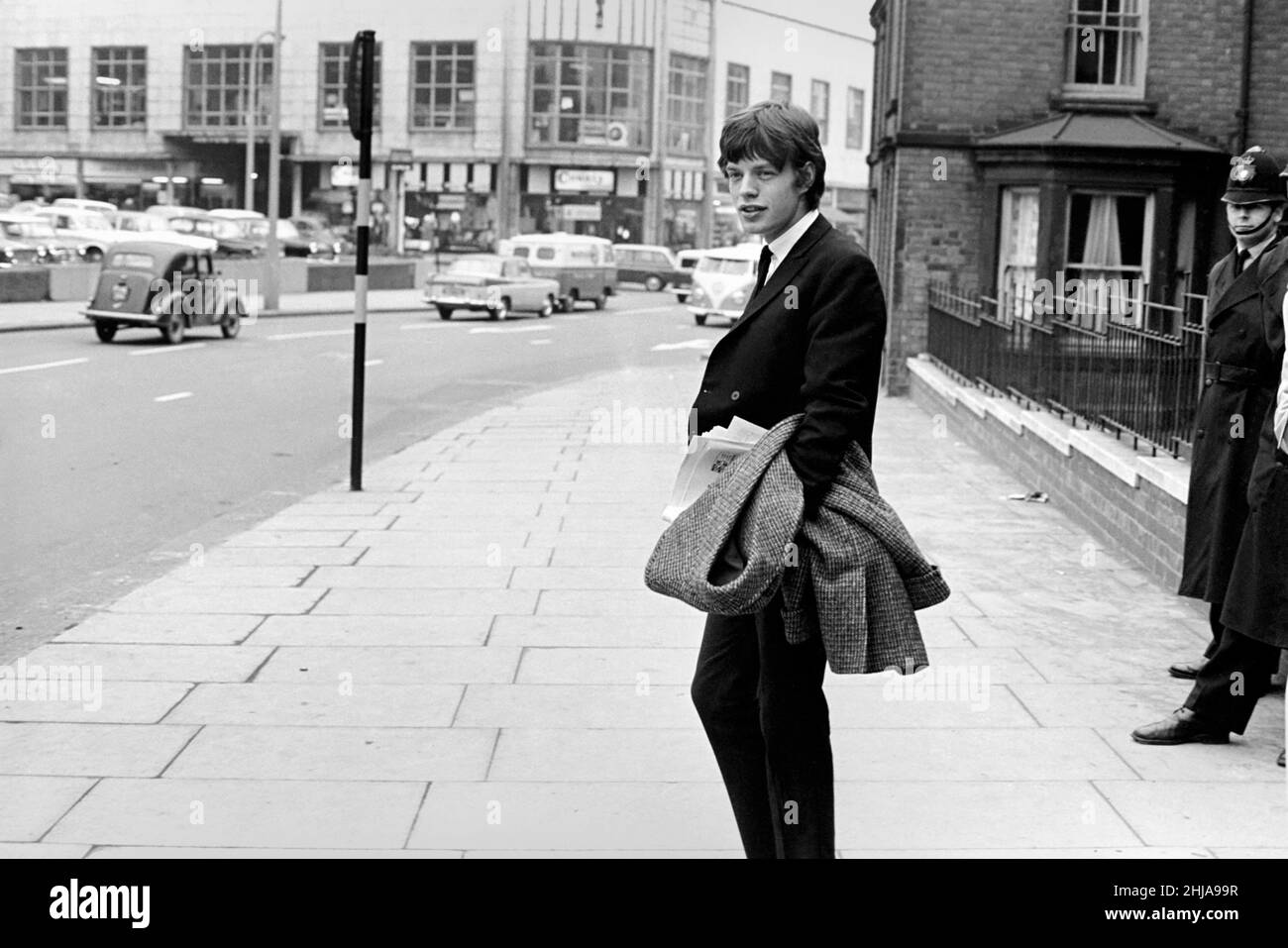 Rolling Stones: Mick Jagger am Tettenhall Magistrates Court, Staffordshire, wo er am 26. November 1964 für 3 Verkehrsdelikte verurteilt wurde Stockfoto