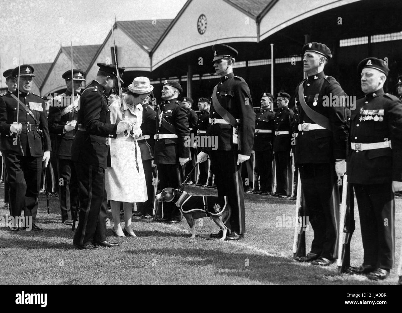 Die Königin inspiziert die Truppen der Stabregimenter im Molineux-Stadion. 24th Mai 1962. Stockfoto
