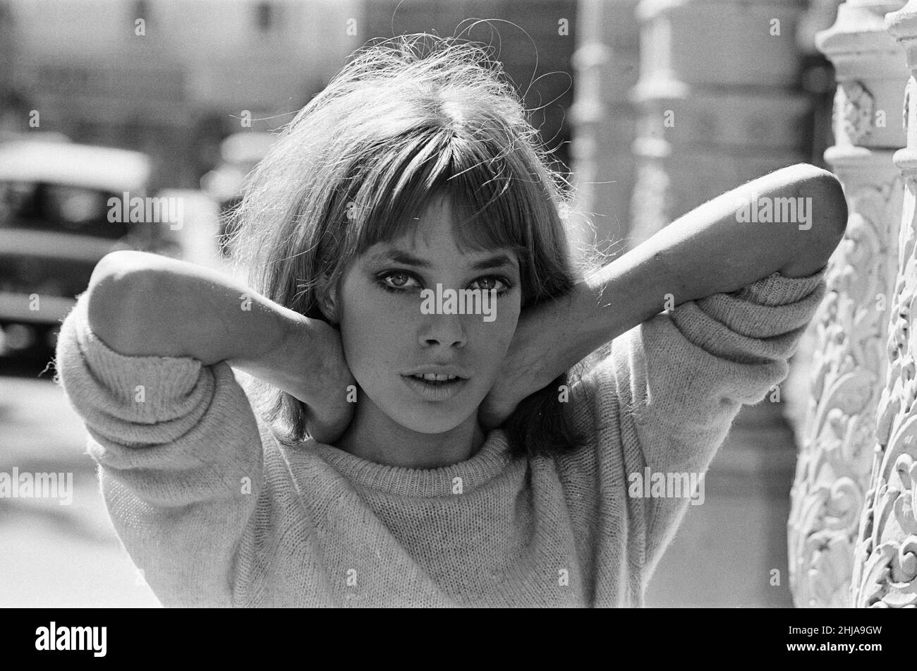 Jane Birkin, englische Schauspielerin derzeit starring in Graham Greene spielen, Carving eine Statue, die Teil eines Taubstummen, dargestellt Freitag, 11 September 1964 spielt. Stockfoto