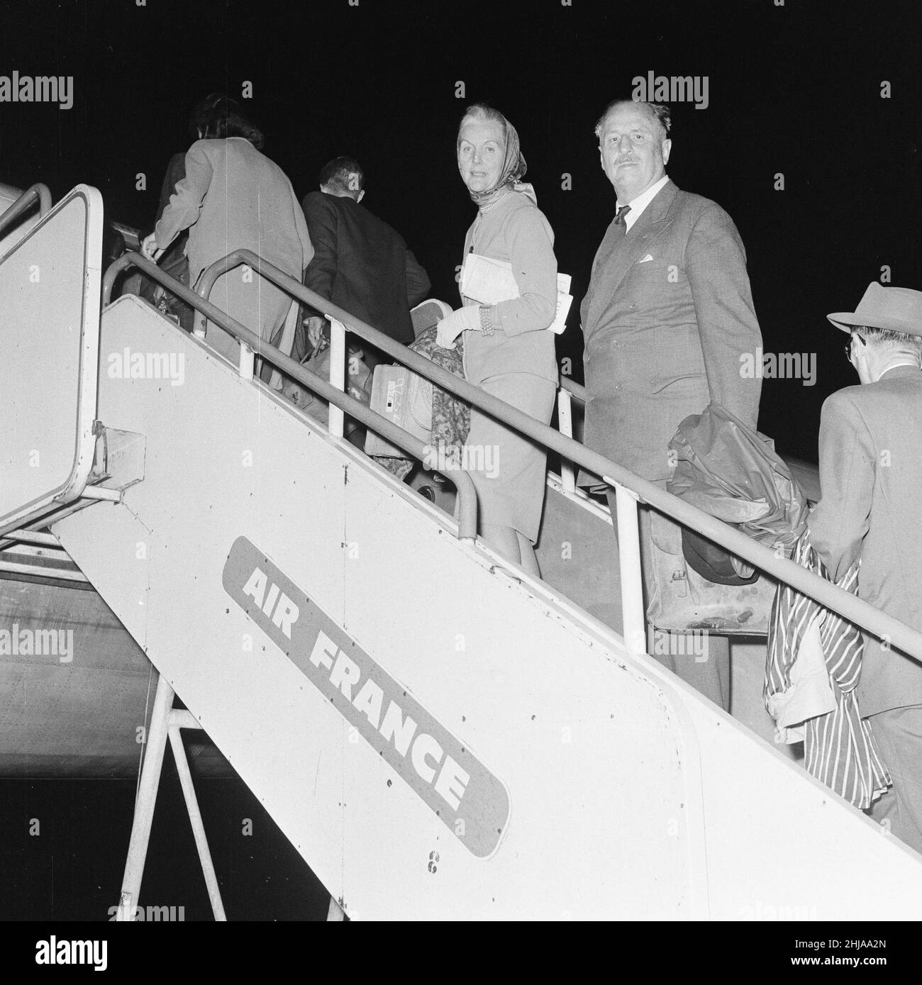 Oswald Mosley und seine Frau kehren am Mittwoch, den 1st. August 1962, nach Frankreich zurück. Die Familie Mosley besuchte heute das Old Street Magistrate Court, wo Sohn Max Mosley des drohenden Verhaltens beschuldigt wurde, plädierte er auf nicht schuldig, während der Union Movement Kundgebung (gestern) in Ridley Road, East End London Eine große Menschenmenge hatte sich versammelt, um eine Kundgebung des ehemaligen faschistischen Führers Sir Oswald Mosley und seiner antisemitischen Blackshirt-Gruppe, die eine Kundgebung im Londoner East End geplant hatte, zu stören. Mosley und seine Gruppe wurden angegriffen und zu Boden geschlagen, sobald seine Begegnung annahm Stockfoto