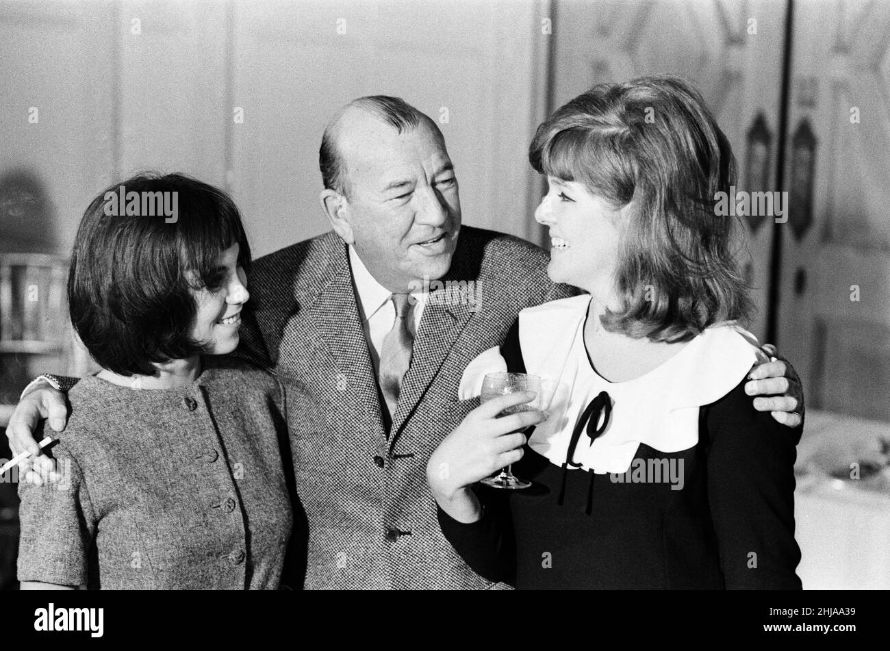 Noel Coward-Empfang für die Darsteller in Manchester, wo er in einer Woche zwei „erste Nächte“ in einer Stadt feiert. Montag, 19th. Oktober 1964. Hay Fever, ein Theaterstück, das er 1922 schrieb, eröffnete heute Abend (19th) im Manchester Opera House und High Spirits, die amerikanische Musikversion seines Stücks Blithe Spirit aus dem Jahr 1941, wird morgen (20th) im Palace Theatre eröffnet. Im Bild Louise Purnell (links) und Lynn Redgrave, die in Hay Fever mit dem Dramatiker Noel Coward auftreten. Stockfoto