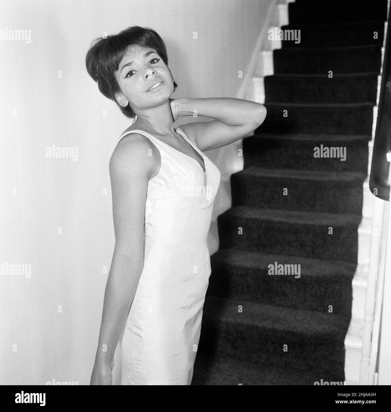 Shirley Bassey, Star der Sonntagabend im Palladium in dieser Woche. Sie trägt ein Kleid aus zuckerrosa Seide mit einem Cleopatra-Ausschnitt. Ihre Jacke im Dior-Stil wiegt 6 1/2 kg und ist mit Perlen, Strass- und Kristallperlen bis zu den Manschetten und dem Saum bestickt. 13th. September 1962. Stockfoto