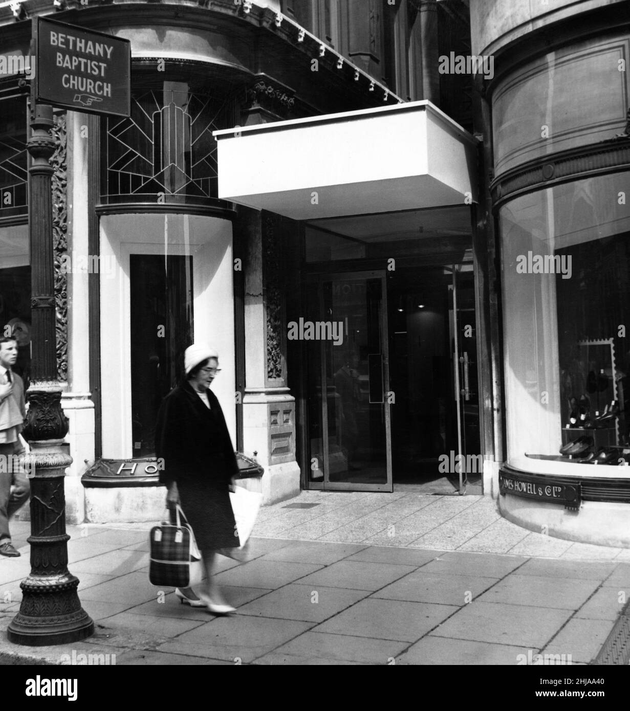 Das Neue und Alte. Vor dem Eingang des Kaufhauses steht immer noch das Schild, das den Durchgang anzeigt, der einst zur Bethany Baptist Chapel führte. Cardiff, Wales. Ca. 1964. Stockfoto