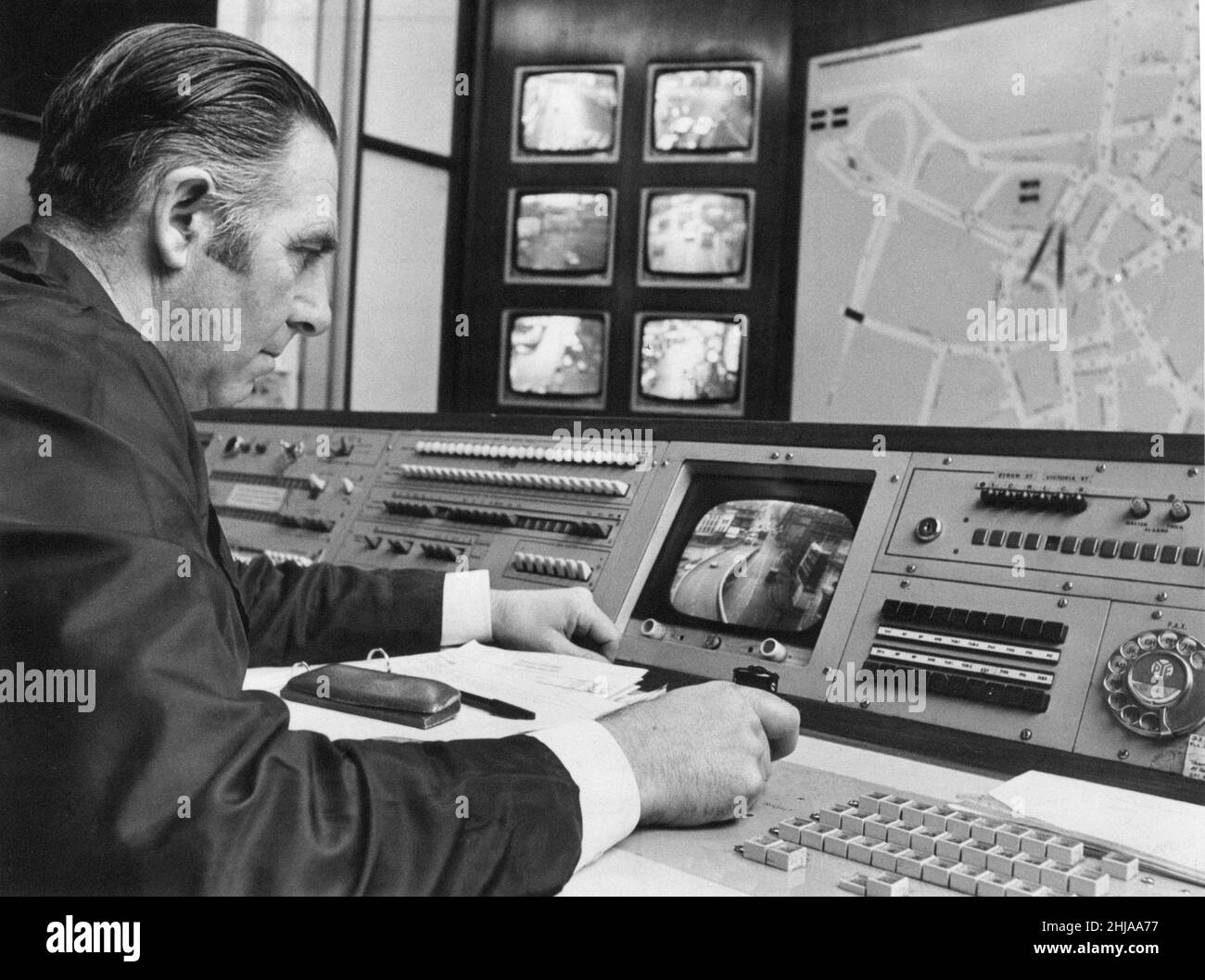 Man Monitoring Traffic, Liverpool, 10th. Januar 1964. Stockfoto